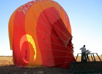 Deflating an Outback Balloon © Arturo Pardavila III